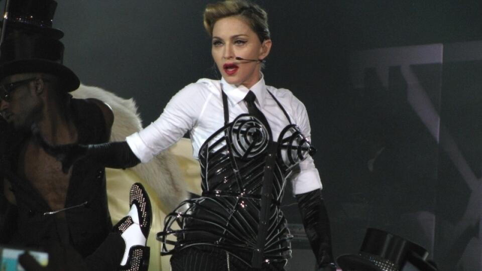 Pri hite Vogue sa Madonna objavila na pódiu so špicatou podprsenkou.