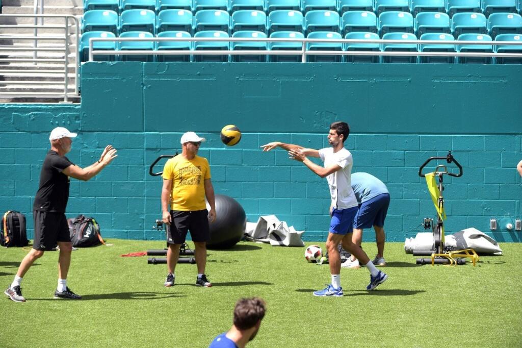 Srbský tenista Djokovič si zahral futbal so svojím trénerom Mariánom Vajdom.