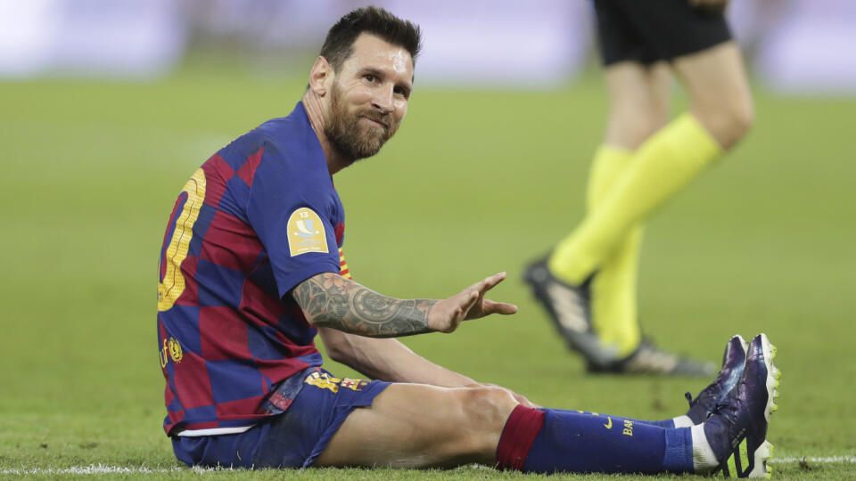 JB 36 Džidda - Hráč Barcelony Lionel Messi reaguje  vo futbalovom zápase semifinále španielskeho Superpohára FC Barcelona - Atletico Madrid v Džidde 9. januára 2020. FOTO TASR/AP

Barcelona's Lionel Messi reacts during the Spanish Super Cup semifinal soccer match between Barcelona and Atletico Madrid at King Abdullah stadium in Jiddah, Saudi Arabia, Thursday, Jan. 9, 2020. (AP Photo/Hassan Ammar)