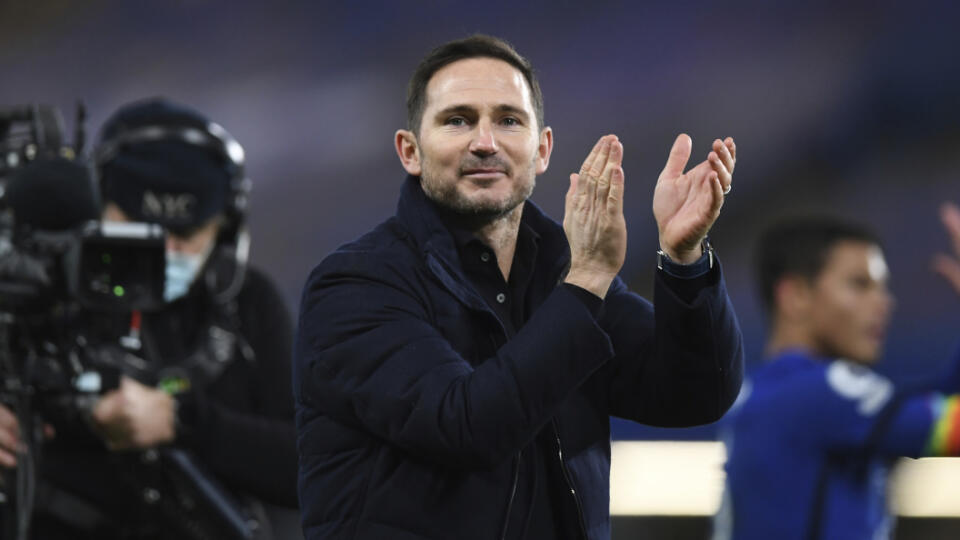 KK21 Londýn - Tréner Frank Lampard z Chelsea Londýn sa teší po zápase 11. kola anglickej Premier League FC Chelsea - Leeds United 5. decembra 2020 v Londýne. FOTO TASR/AP
Chelsea's head coach Frank Lampard celebrates as his team won the English Premier League soccer match between between Chelsea and Leeds United at Stamford Bridge in London, England, Saturday, Dec. 5, 2020. (Daniel Leal-Olivas/Pool via AP)