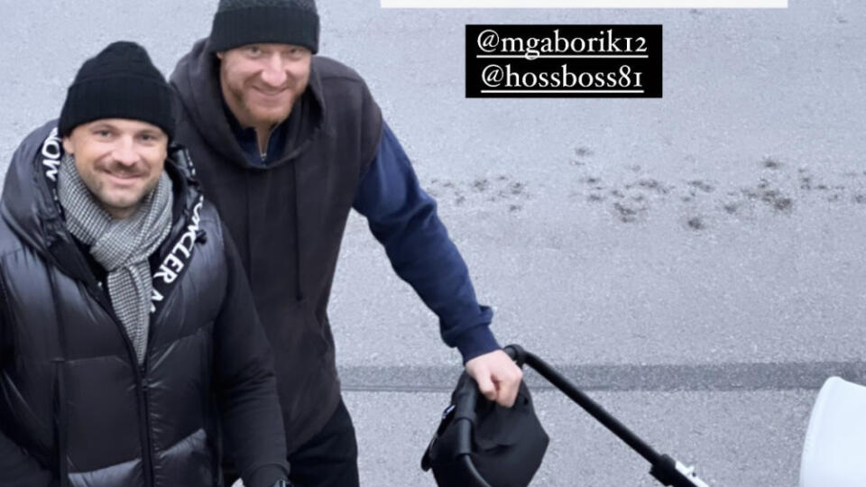 Takto pyšne sa promenádovali ikonickí slovenskí hokejoví útočníci ulicami Trenčína so svojimi ratolesťami, ktoré tlačili v luxusných kočíkoch.