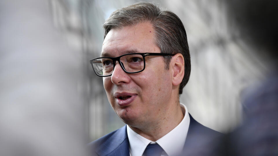 JB 27 Brusel - Srbský prezident Aleksandar Vučič hovorí s novinármi počas jeho príchodu na summit EÚ v Bruseli 23. júna 2022. Lídrov členských krajín EÚ vo štvrtok a piatok v Bruseli čaká