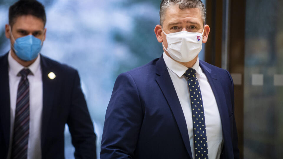 Na snímke vpravo minister vnútra SR Roman Mikulec (OĽaNO) pred rokovaním 77. schôdze vlády SR vo štvrtok 18. februára 2021 v Bratislave. FOTO TASR - Jakub Kotian