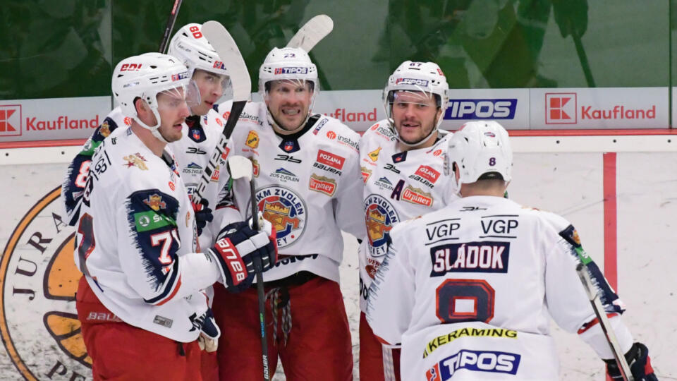 Na snímke hokejisti Zvolena sa tešia po strelení gólu v zápase 31. kola hokejovej Tipos extraligy medzi HC Nové Zámky a HKM Zvolen v Nových Zámkoch v utorok 18. januára 2022. FOTO TASR - Henrich Mišovič