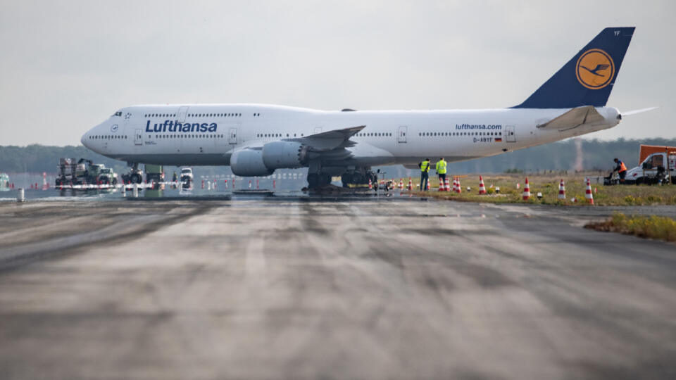 KK29 Frankfurt nad Mohanom - Na snímke lietadlo boeing 747 spoločnosti Lufthansa na letisku vo Frankfurte nad Mohanom. Dopyt po transatlantických letoch spoločnosti Lufthansa vzrástol po tom, ako USA minulý týždeň oznámili, že sa znova otvárajú plne zaočkovaným návštevníkom zo zahraničia vrátane väčšiny Európy. Informovala o tom v utorok nemecká letecká spoločnosť. FOTO TASR/DPA
28.09.2021, Hessen, Frankfurt/Main: Eine Boeing 747 der Lufthansa kreuzt die derzeit für Sanierungsarbeiten gesperrte