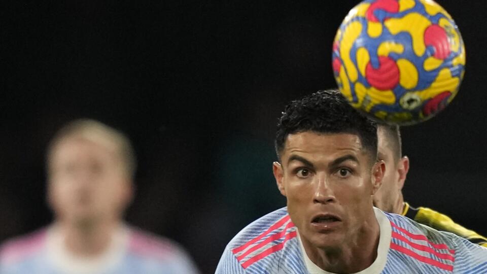 Futbalista Manchestru United Cristiano Ronaldo beží za loptou v zápase 12. kola Premier League Watford - Manchester United.