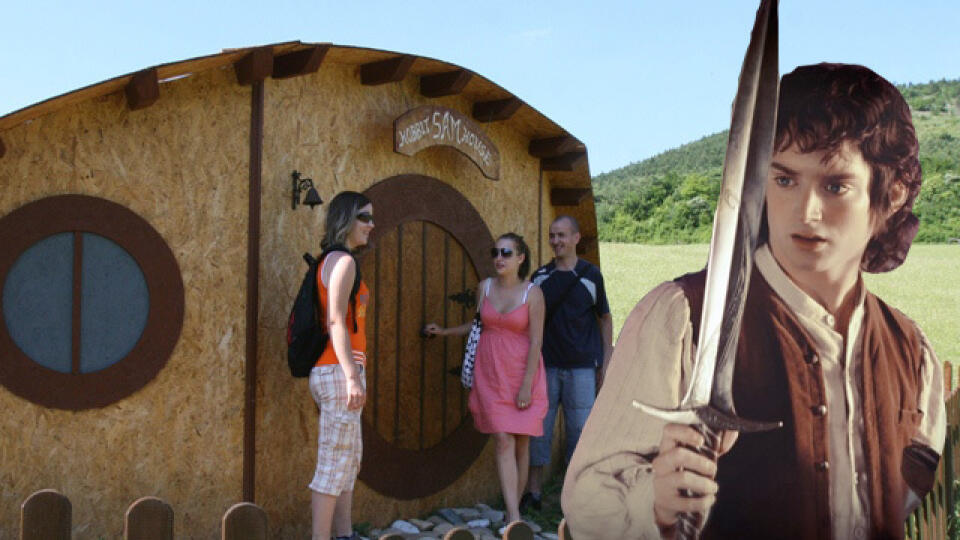 Domček Hobbita:
Očarí každého
návštevníka
slovenského
Nového
Zélandu. Vpravo Hobbit Frodo:
Hrdina trilógie Pán
prsteňov býval
v podobnom domčeku.