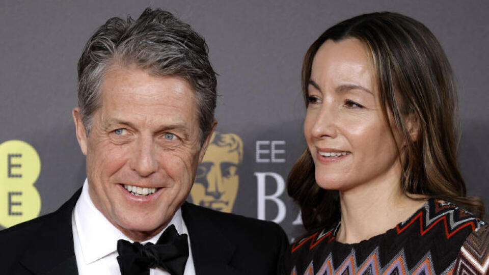 Vlasy si nefarbí ani herec Hugh Grant, ktorý prišiel na odovzdávanie cien BAFTA s manželkou