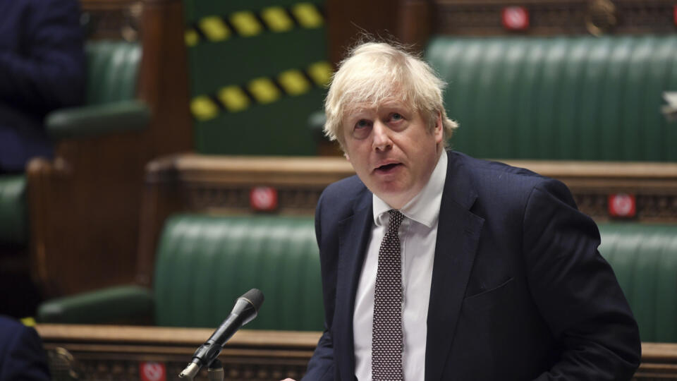 KK29 Londýn - Britský premiér Boris Johnson hovorí počas otázok premiérovi v Dolnej snemovni britského parlamentu v Londýne 13. januára 2021. Británia plánuje
