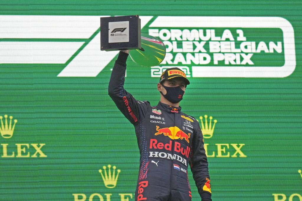 Max Verstappen vyhral VC Belgicka napriek tomu, že jazdci odjazdili jediné kolo.