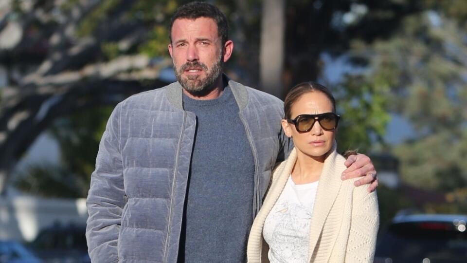 Ben Affleck a Jennifer Lopez nafotili pri prechádzke.