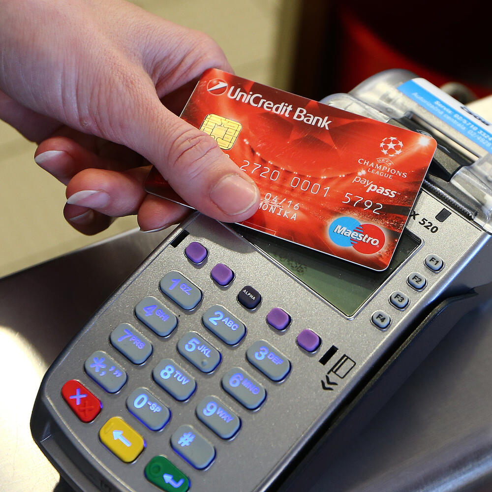 Servis: Pay pass - bezkontaktná platba kartou. Ilustračka