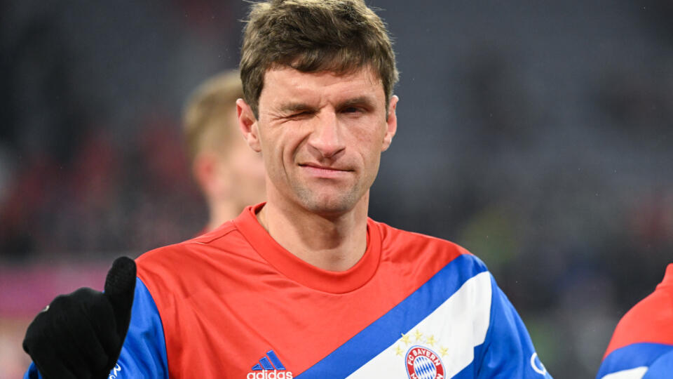 WA 22 archív Mníchov - Na archívnej snímke z 28. januára 2023 futbalista Bayernu Mníchov Thomas Müller gestikuluje pred zápasom 18. kola nemeckej Bundesligy Bayern Mníchen - Eintracht Frankfurt v Mníchove. Müller reagoval pokojne na nenominovanie do národného tímu Nemecka. Ofenzívny univerzál Bayernu Mníchov podľa agentúry DPA uviedol, že má viac času sústrediť sa na klubové povinnosti. FOTO TASR/DPA
ARCHIV - 28.01.2023, Bayern, München: Fußball: Bundesliga, Bayern München - Eintracht Frankfu
