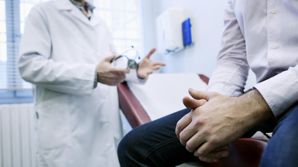 Po päťdesiatke máte na vyšetrenie u urológa nárok zo zákona. Niektoré poisťovne ho preplácajú svojim poistencom už po štyridsiatke.