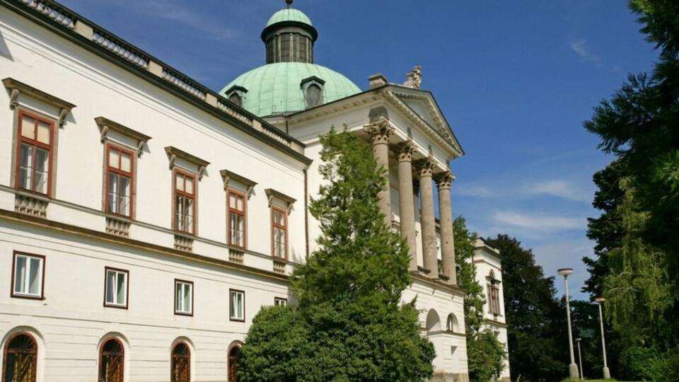Pôvabný kaštieľ či zámok v Topoľčiankach povýšil na letné prezidentské sídlo Tomáš Garrigue Masaryk.