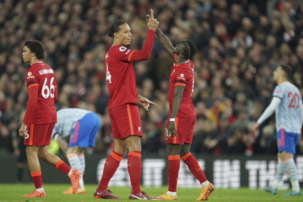 Hráč Liverpoolu Sadio Mane (vpravo) oslavuje so spoluhráčom Virgilom van Dijkom po tom, ako strelil tretí gól vo futbalovom zápase anglickej ligy Premier League FC Liverpool - Manchester United v Liverpoole 19. apríla 2022.