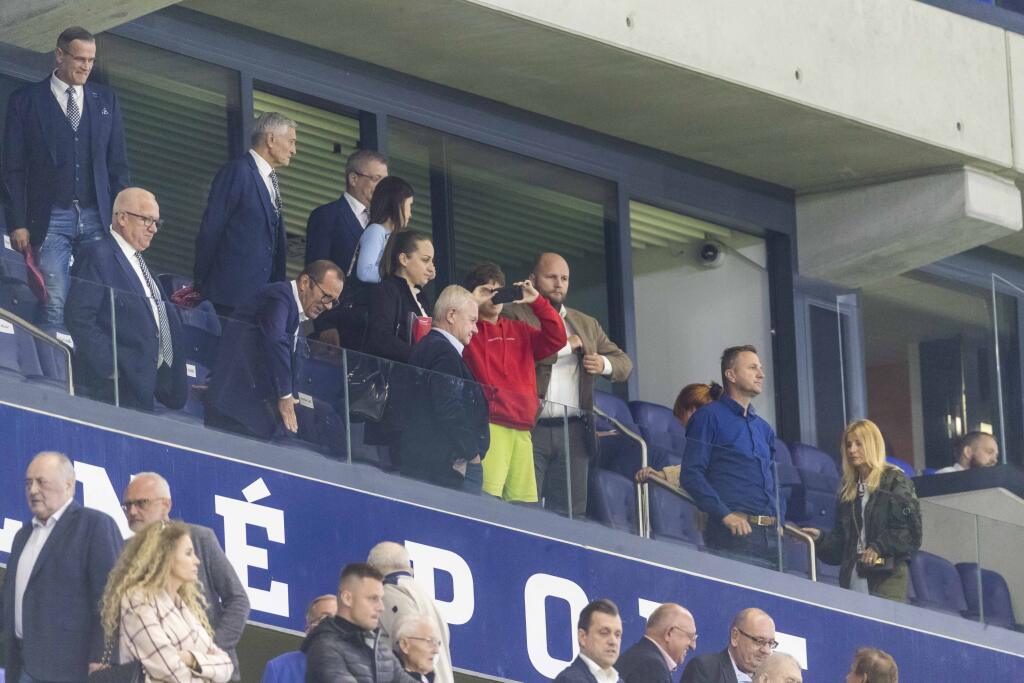 VIP lóža bola aj v zápase s Cyprusom plná politikov.