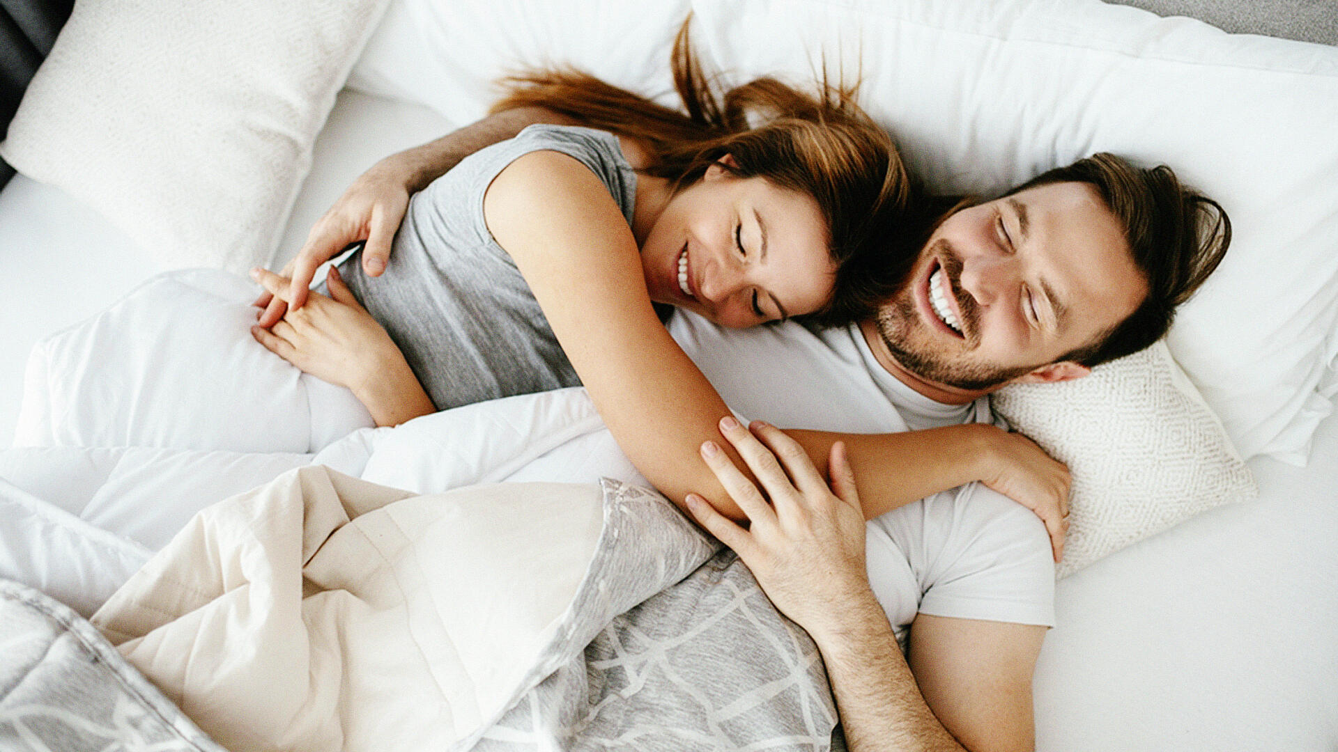 Другая жена во сне. Спать в обнимку. Happy couple in Bed. Жена во сне изменила.