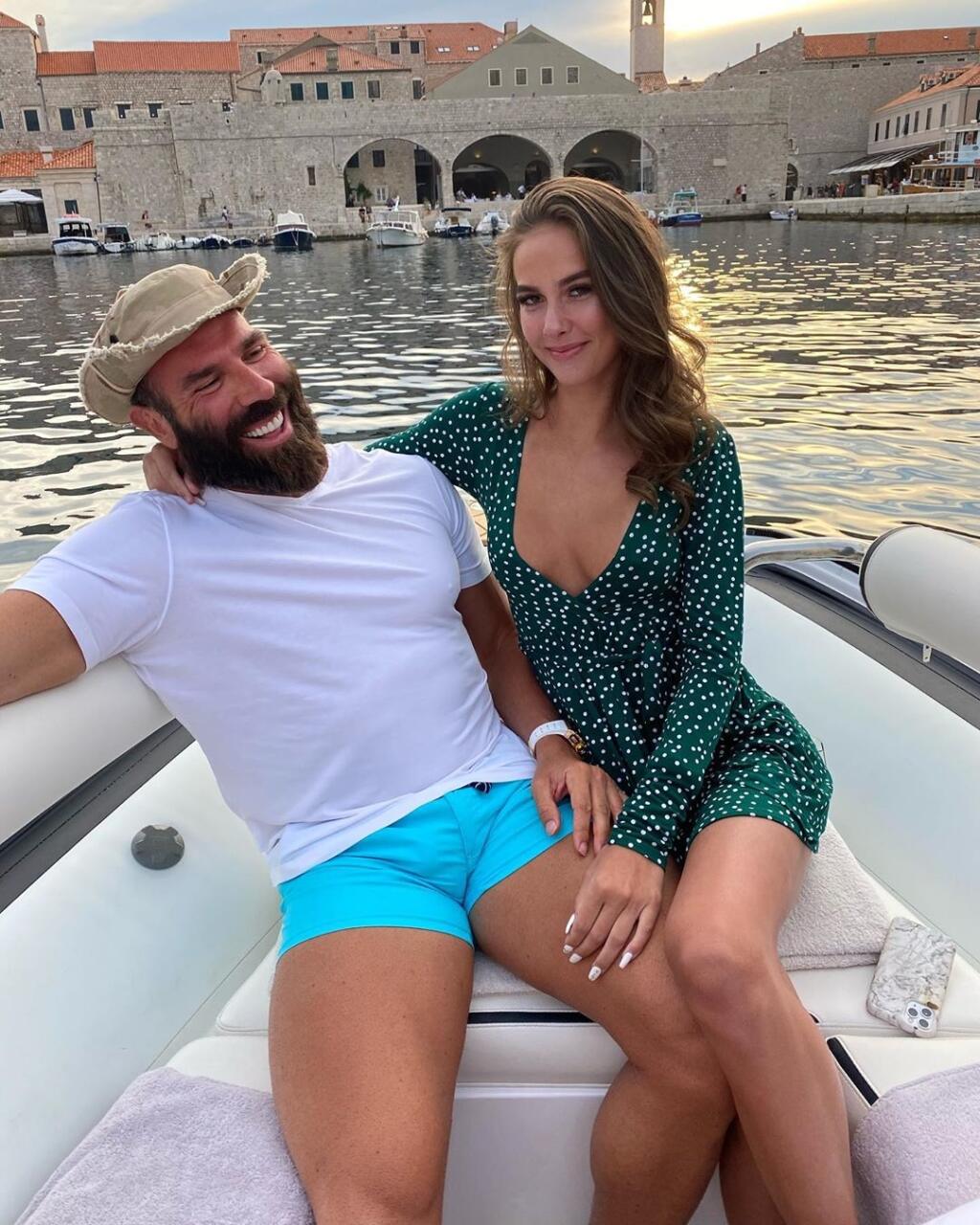 Dan Bilzerian sa rád obklopuje krásnymi ženami.