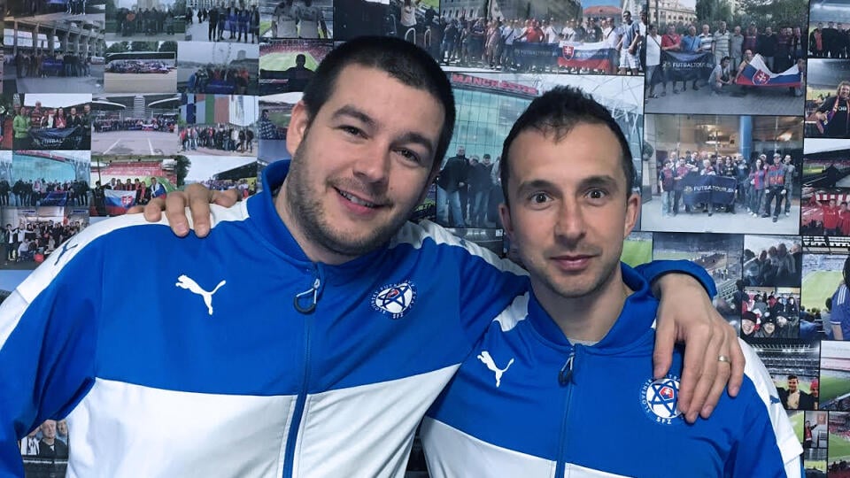 Spolumajitelia cestovnej kancelárie FutbalTour, Július Turček (zľava) a Matej Očenáš.