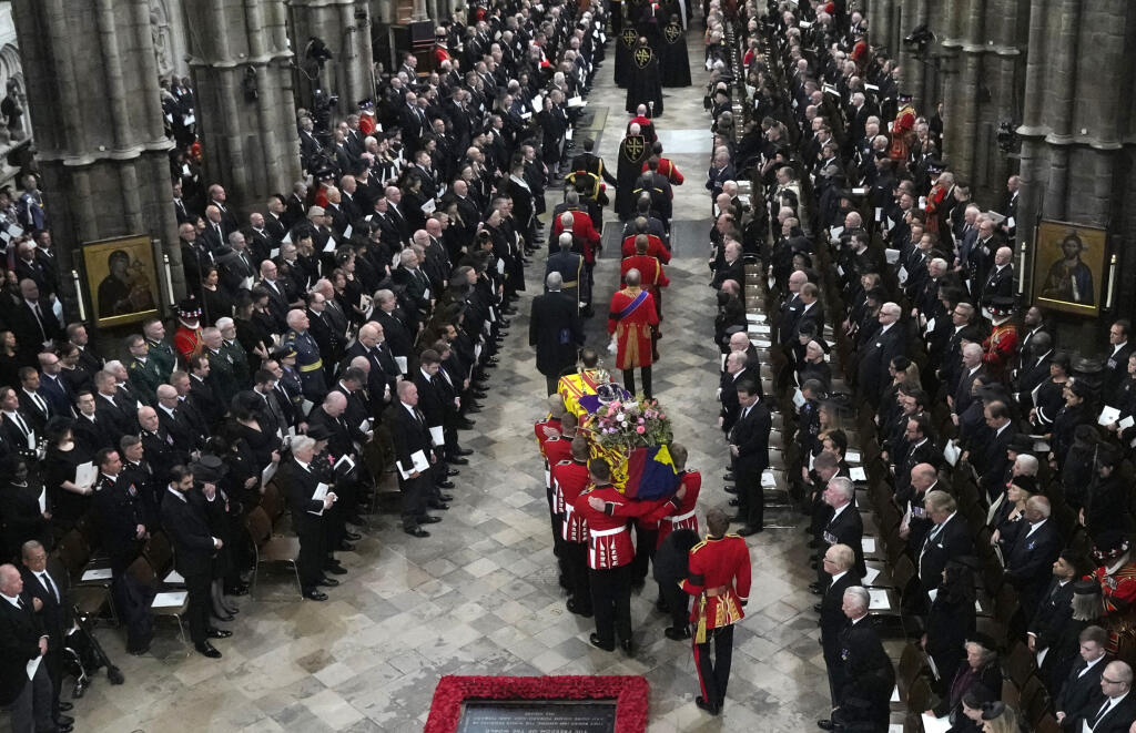 Rakvu zosnulej britskej kráľovnej Alžbety II. prinášajú na štátny pohreb do Westminsterského opátstva v Londýne v pondelok 19. septembra 2022. Štátny pohreb panovníčky sa začal v pondelok o 11.00 h (12.00 SELČ). Kráľovná Alžbeta II. zomrela 8. septembra vo veku 96 rokov vo svojom letnom sídle Balmoral v Škótsku. FOTO TASR/AP