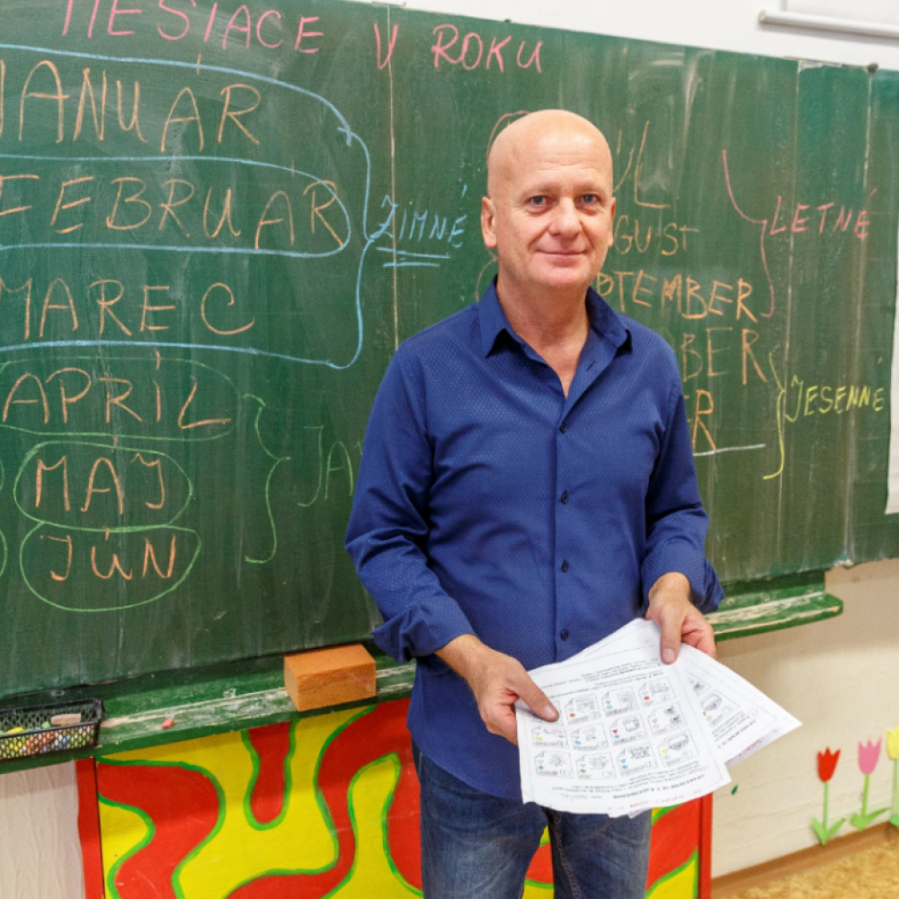Učitelia pri vyučovaní pracujú s rôznymi geometrickými tvarmi a farbami, aby upútali svojich študentov.