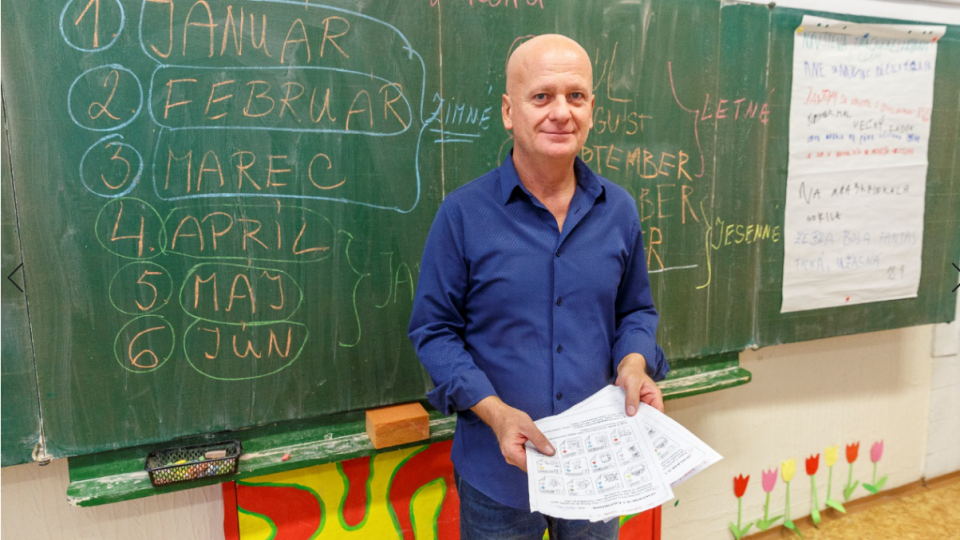 Učitelia pri vyučovaní pracujú s rôznymi geometrickými tvarmi a farbami, aby upútali svojich študentov.