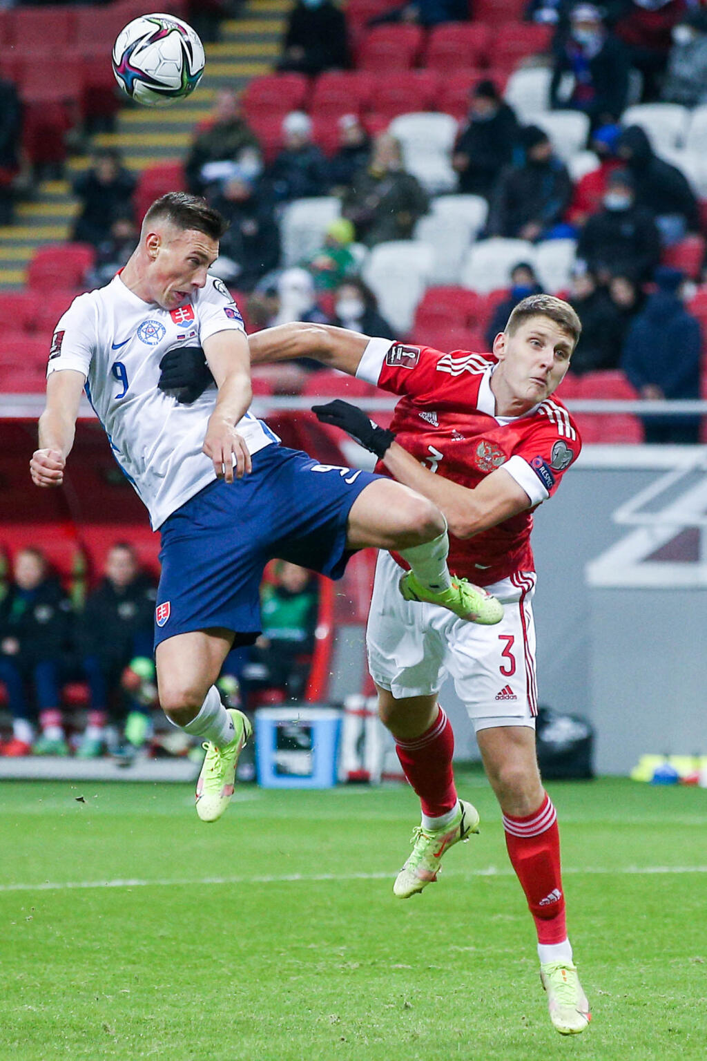 RÓBERT BOŽENÍK. Borbélyho hodnotenie: V tomto zápase by asi zniesol aj päťku. Neprejavil žiadny strelecký inštinkt, nevyhral takmer žiadny súboj, neuhral žiadnu loptu a nedokázal si vyhliadnuť miesto, kde spadne lopta, aby ju vedel zakončiť. Stratil inštinkt hrotového útočníka. Musíme s ním byť veľmi trpezliví a nechať mu čas na to, aby dobehol zameškanú zápasovú prax.