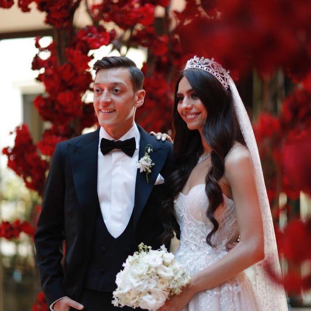 Mesut Özil a jeho manželka Amine Özil. Pre nemeckého reprezentanta je bezpečnosť dôležitá. Aj preto dom, v ktorom tento pár býva, aktuálne stráži SBS.