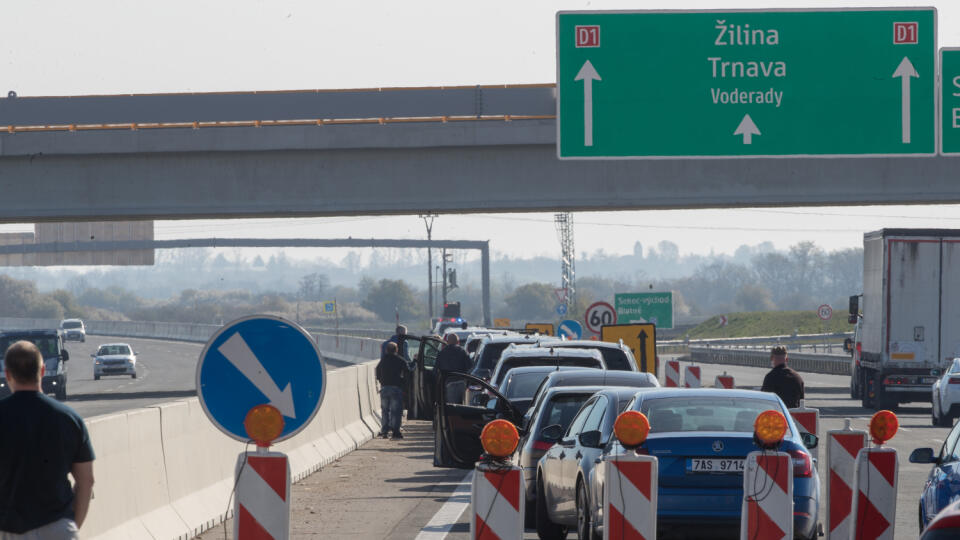 Výrazné obmedzenia pohybu osôb počas veľkonočných sviatkov v čase pandémie Koronavírusu sa dotkli aj motoristov. Na snímke je kontrola na diaľnici D1 v Smere z Bratislavy do Trnavy.