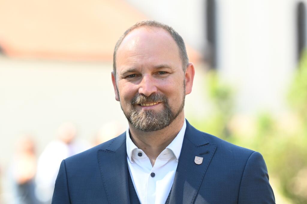 Na snímke súčasný predseda Trnavského samosprávneho kraja Jozef Viskupič počas oznámenia kandidatúry na nové volebné obdobie v Trnave v stredu 6. júla 2022. FOTO TASR - Lukáš Grinaj