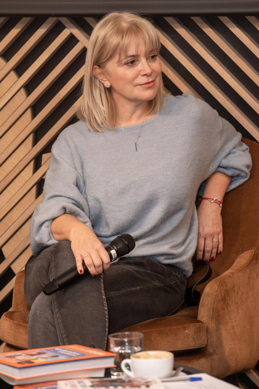 Na snímke je slovenská herečka, dabérka, moderátorka a pedagogička Zuzana Vačková na besede a krste knihy Sexuálna výchova v bratislavskom knihkupectve Panta Rhei.