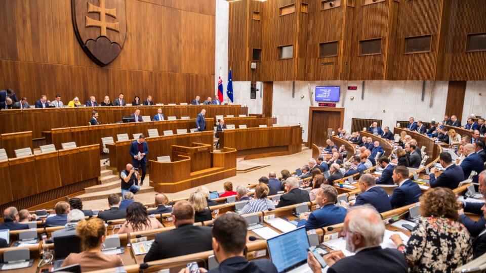 Poslanci parlamentu počas rokovania 72. schôdze Národnej rady SR v Bratislave 27. septembra 2022.
Kľúčové slová: