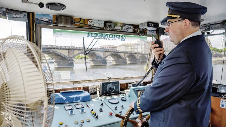 Na veliteľskom mostíku. Hustotou plavby je Vltava v Prahe taká malá tichá Chao Phraya v Bangkoku.