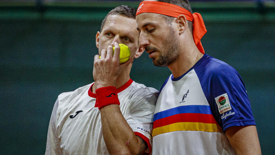 Na snímke Filip Polášek a Igor Zelenay počas prvého zápasu druhého hracieho dňa kvalifikačného duelu o postup na finálový turnaj Davisovho pohára Slovensko - Česko.