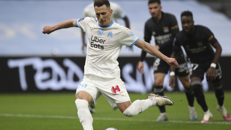 WA 20 Marseille - Futbalista Marseille Arkadiusz Milik strieľa gól z pokutového kopu v zápase 27. kola Ligue 1 Olympique Marseille – Olympique Lyon v Marseille v nedeľu 28. februára 2021. FOTO TASR/AP 


Marseille's Arkadiusz Milik scores his side's opening goal from a penalty shot during the French League One soccer match between Marseille and Lyon at the Stade Veledrome stadium in Marseille, France, Sunday, Feb. 28, 2021. (AP Photo/Daniel Cole)