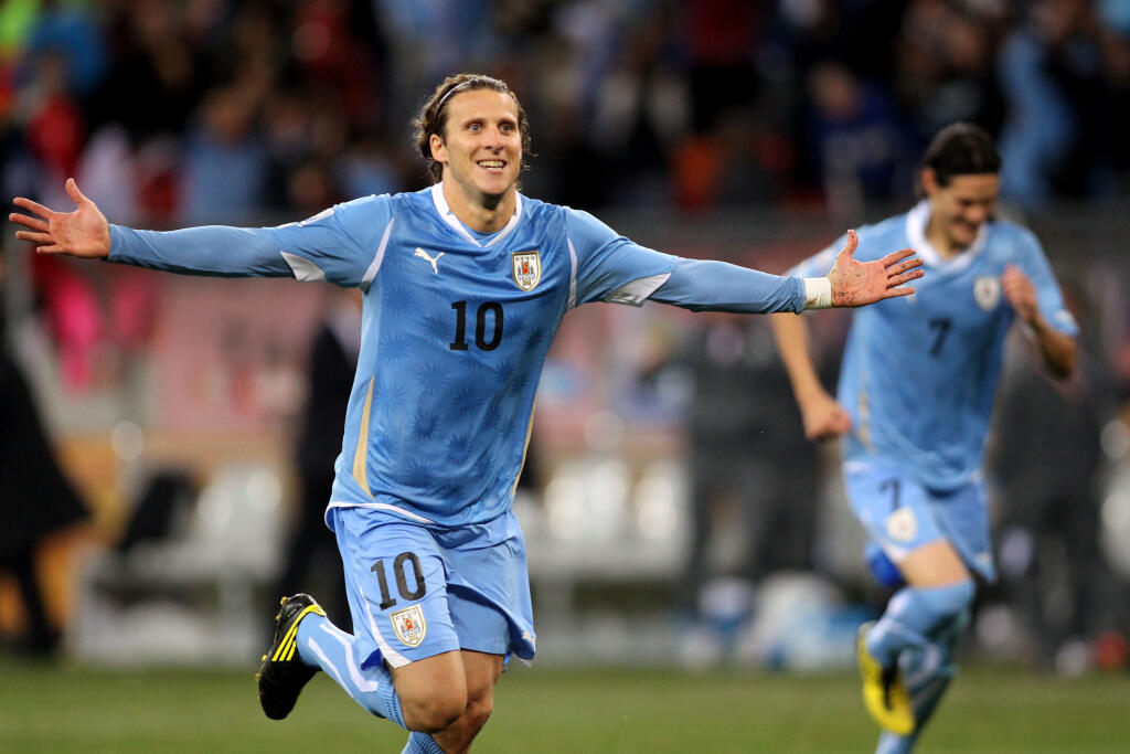 Diego Forlán (Uruguaj, 5 gólov na MS 2010) - Po hráčskej kariére to skúšal ako tréner, no neosvedčil sa. Dostal šancu v rodnej krajine v Peňarole, no vyhodili ho už po niekoľkých mesiacoch. Nepresvedčil ani v uruguajskej druhej lige, kde vydržal trénovať len pol roka. Odvtedy ho nikto neangažoval.