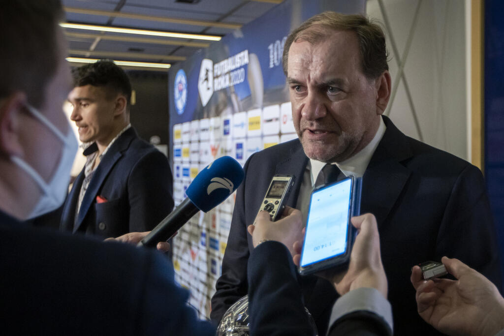 Anketu Futbalista roka 2020 sprevádzali pre pandémiu koronavírusu Covid - 19 prísne bezpečnostné opatrenia. Na snímke je tréner Vladimír Weiss starší.
