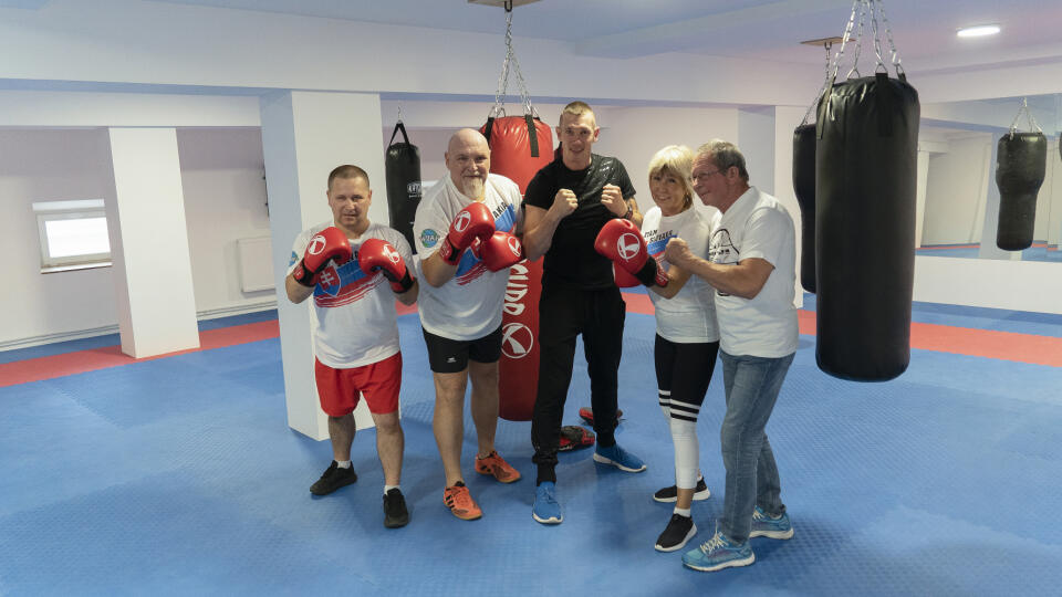 Časť výpravy silových trojbojárov sa pripravovala na svetový šampionát v Chicagu spolu s boxeristom Tomim Kidom.