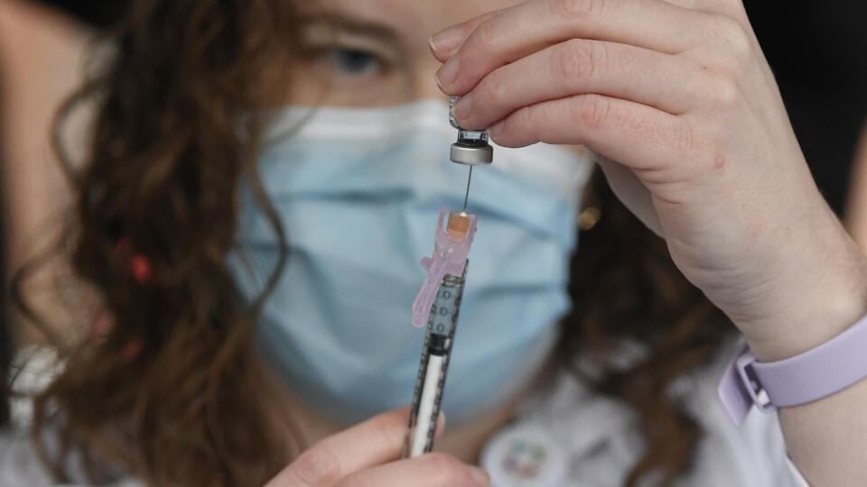 KK35 Hartford - Na snímke Colleen Teevanová pripravuje vakcínu proti ochoreniu COVID-19 od konzorcia Pfizer/BioNtech v nemocnici 14. decembra 2020 v americkom Hartforde. V Spojených štátoch sa v pondelok začalo očkovanie proti novému druhu koronavírusu. FOTO TASR/AP
System Pharmacy Clinical Manager at Hartford HealthCare Colleen Teevan prepares the Pfizer-BioNTech vaccine for COVID-19 to give to a front line worker outside of Hartford Hospital, Monday, Dec. 14, 2020, in Hartford, Conn. (AP Phot