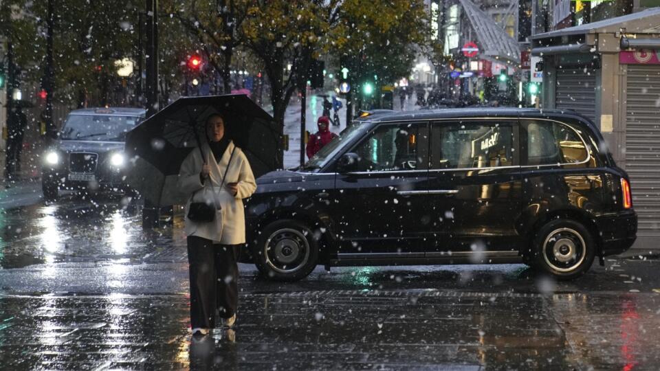 KK34 Londýn - Žena kráča po ulici počas sneženia v Londýne 19. novembra 2024. FOTO TASR/AP
A woman walks along the Oxford Street as snow falls in London, Tuesday, Nov. 19, 2024. (AP Photo/Kin Cheung)