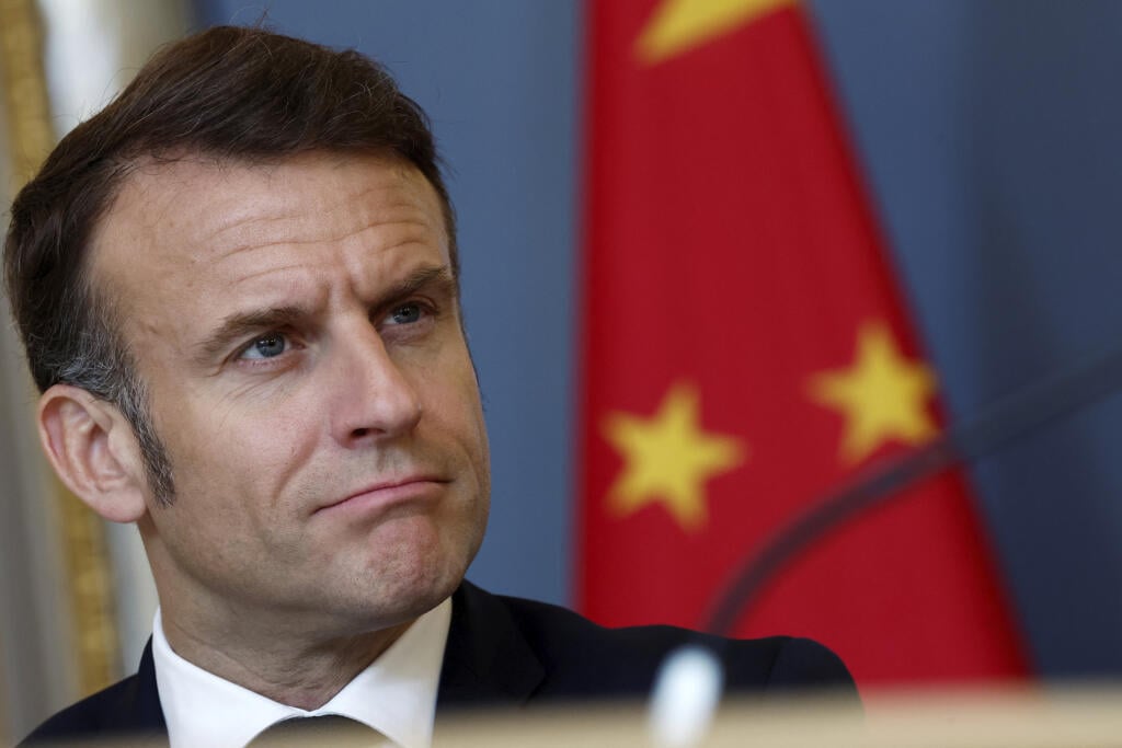 KK50 Paríž - Francúzsky prezident Emmanuel Macron počas rokovania s čínskym prezidentom Si Ťin-pchingom a predsedníčkou Európskej komisie (EK) Ursulou von der Leyenovou v Elyzejskom paláci v Paríži v pondelok 6. mája 2024. Čínsky prezident Si Ťin-pching v nedeľu pricestoval na štátnu návštevu Francúzska, počas ktorej sa stretol so svojím náprotivkom Emmanuelom Macronom. Témou ich rokovaní bola široká škála otázok; od obchodných záležitostí po Ukrajinu. FOTO TASR/AP
French President Emmanuel Macr