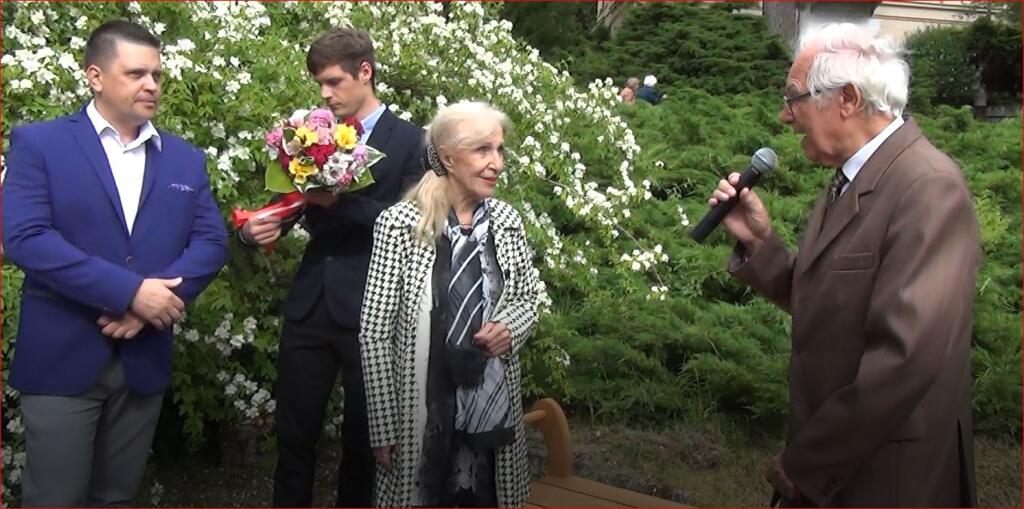 Mária Kráľovičová, Juraj Sarvaš a Rado Kuric v Parku velikánov v prostredí kúpeľov Sliač.