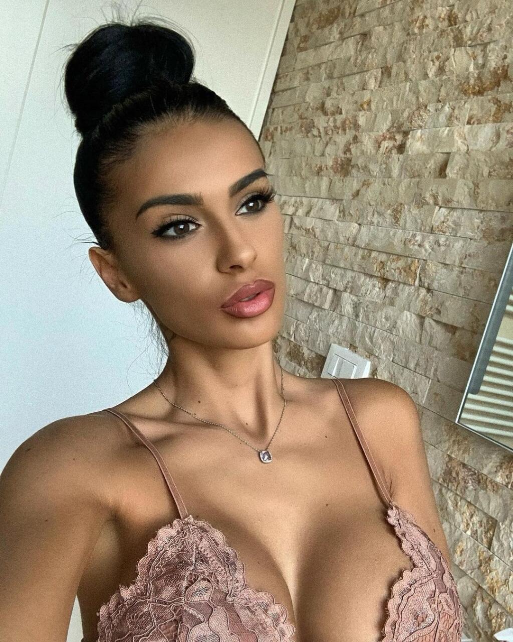 Sexi Angiela Šimačová sa rada chváli svojimi prsiami aj guľatým zadočkom.