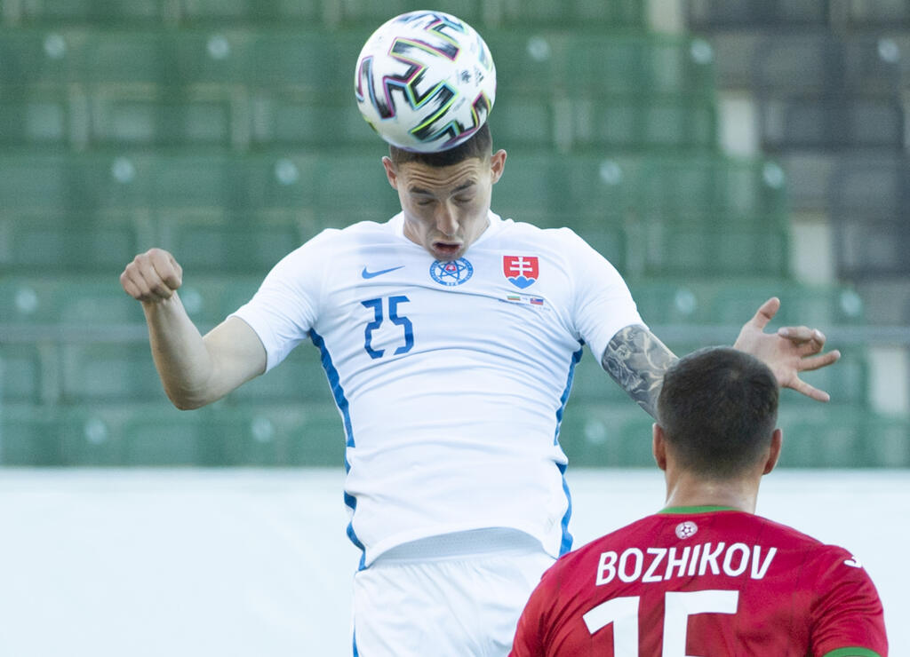 Na snímke vľavo Erik Jirka (Slovensko) a vpravo Vasil Božikov (Bulharsko) v prípravnom zápase pred EURO 2020 vo futbale Slovensko – Bulharsko v rakúskom meste Ried im Innkreis v utorok 1. júna 2021. FOTO TASR – Martin Baumann