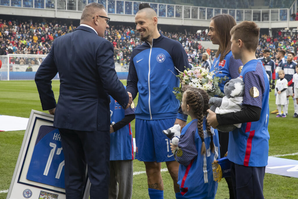 Slovenský futbalový reprezentant Marek Hamšík sa lúčil s reprezentáciou počas zápasu proti Čile.