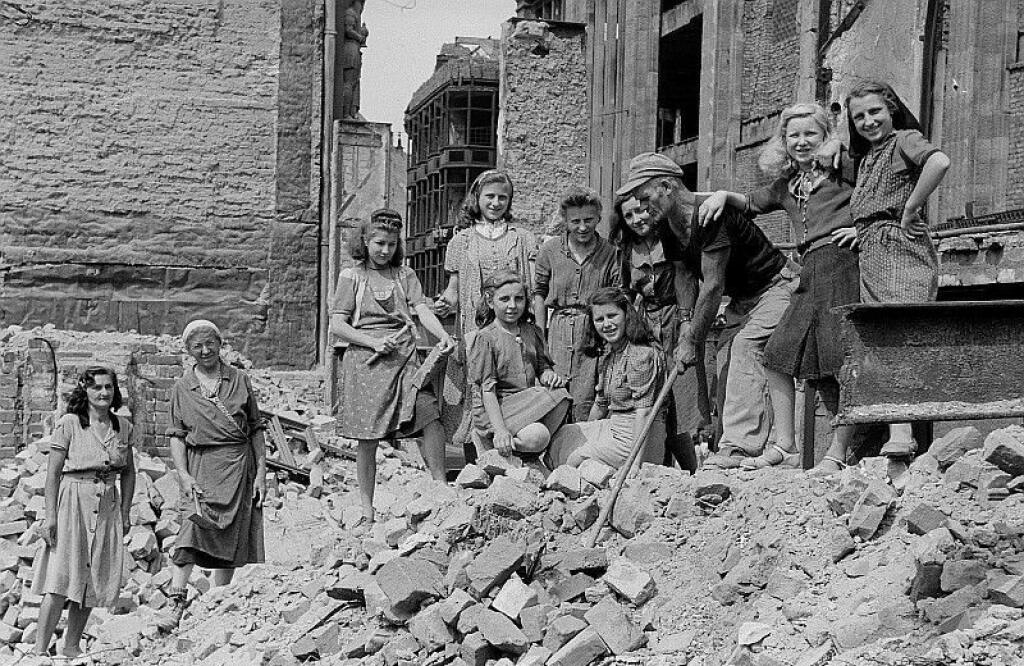 Помощь германии после войны. Берлин 1945 мирные жители. Женщины Германии после войны. Женщины Германии после второй мировой войны.