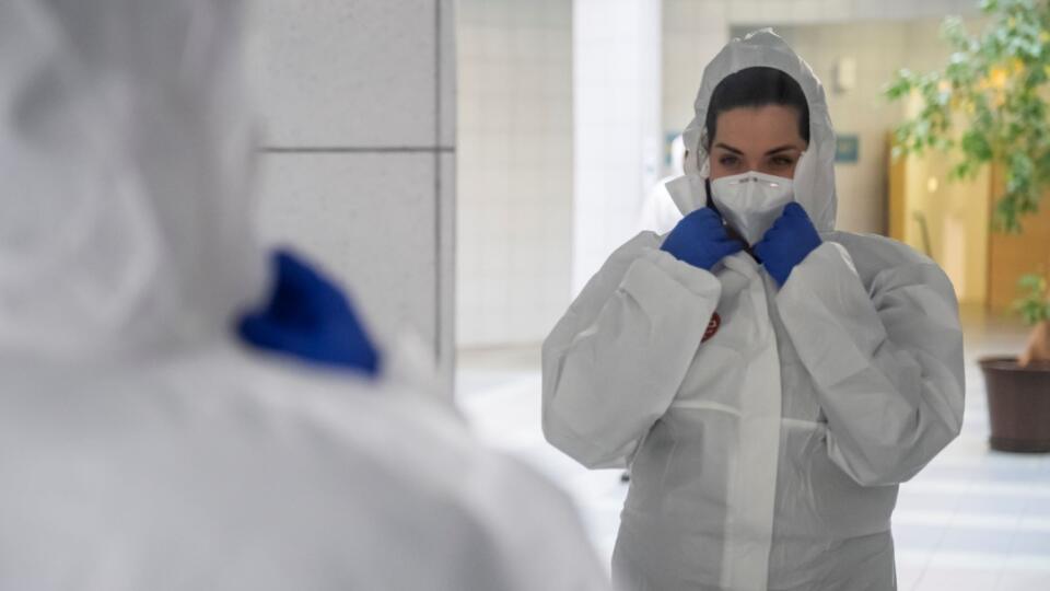 Na snímke pracovníčka sa pripravuje na testovanie počas otvorenia unikátneho odberného miesta MČ Petržalka na Ekonomickej Univerzite v Bratislave