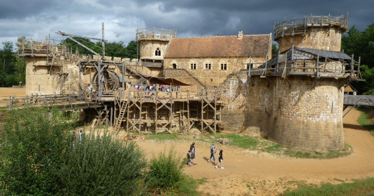 En France, vous pouvez voir le Moyen Âge de vos propres yeux, ils construisent un château ici