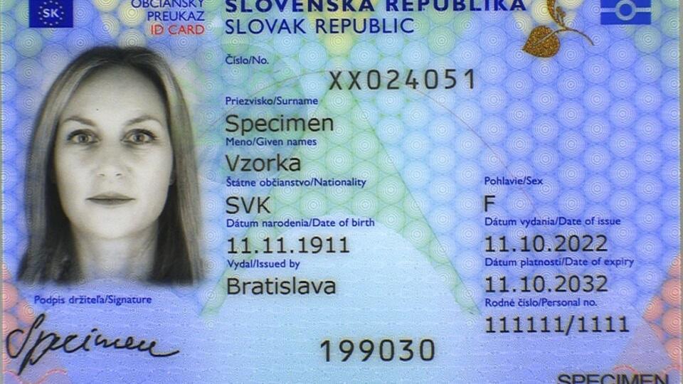 Nový typ občianskeho preukazu má odlišný dizajn s duálnym rozhraním a množstvom bezpečnostných prvkov. Pribudli napríklad reliéfne štruktúry mnohých údajov, ktoré prechádzajú aj cez fotku. To má sťažiť falšovanie.